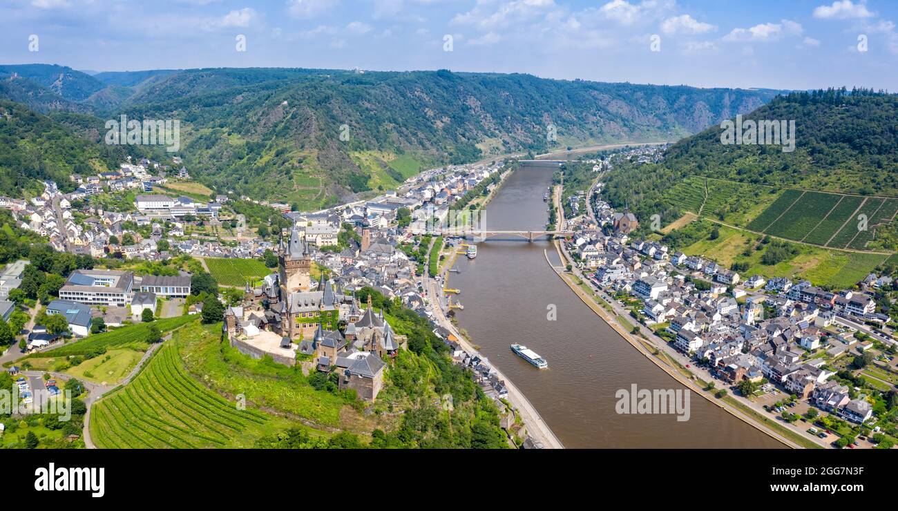 Cochem città al Mosella fiume Mosella con il Medioevo castello panorama in Germania aereo Foto Stock