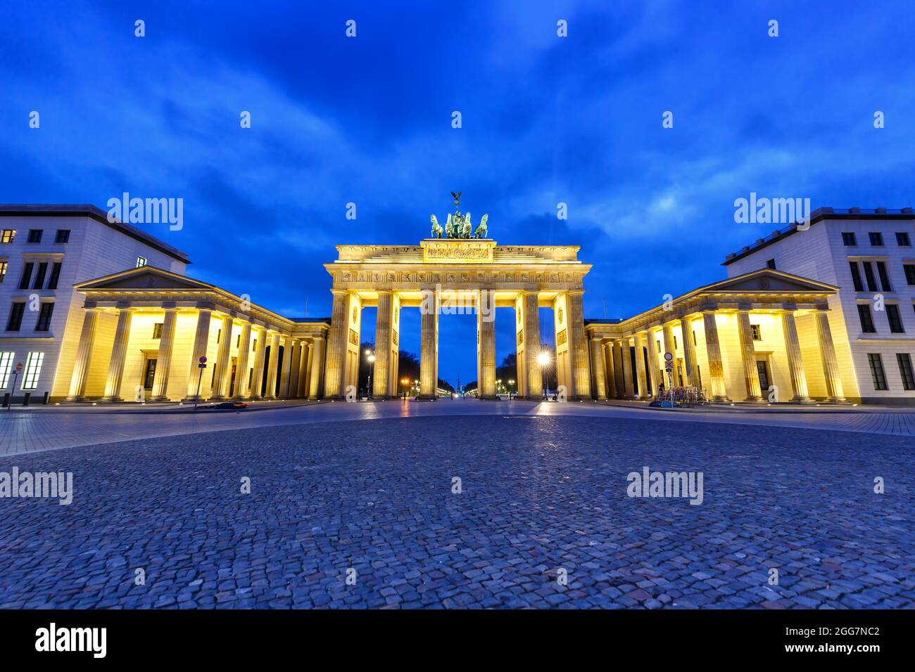 Berlino Brandenburger porta Tor in Germania di notte blu ora copyspace crepuscolo Foto Stock