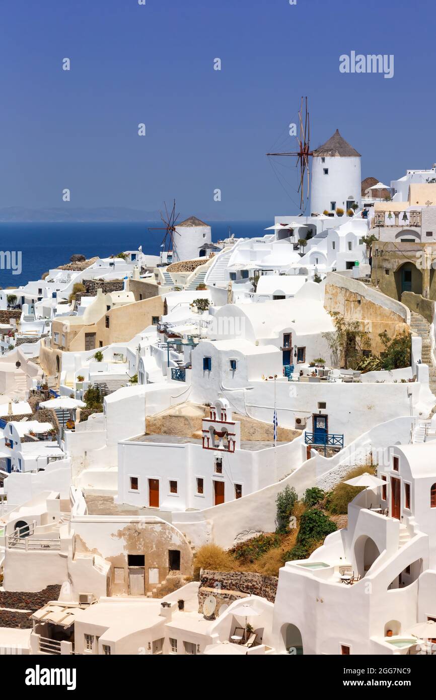 Santorini isola vacanze in Grecia viaggio in viaggio Oia città Mediterraneo mare con mulini a vento in formato ritratto greco Foto Stock