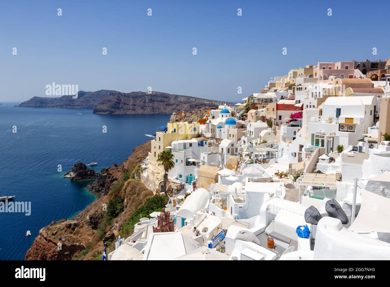 Santorini isola vacanze in Grecia viaggio in viaggio Oia città Mediterraneo mare con mulini a vento Santorini in greco Foto Stock