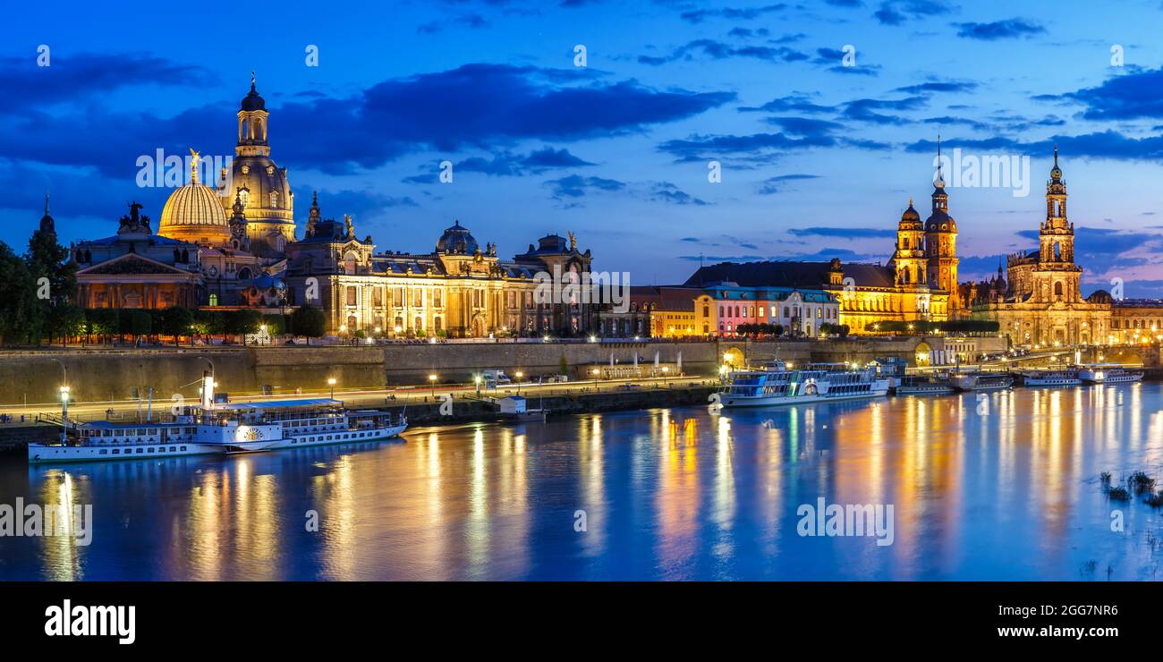 Dresden Frauenkirche chiesa skyline Elba città vecchia panorama in Germania al crepuscolo notturno Foto Stock