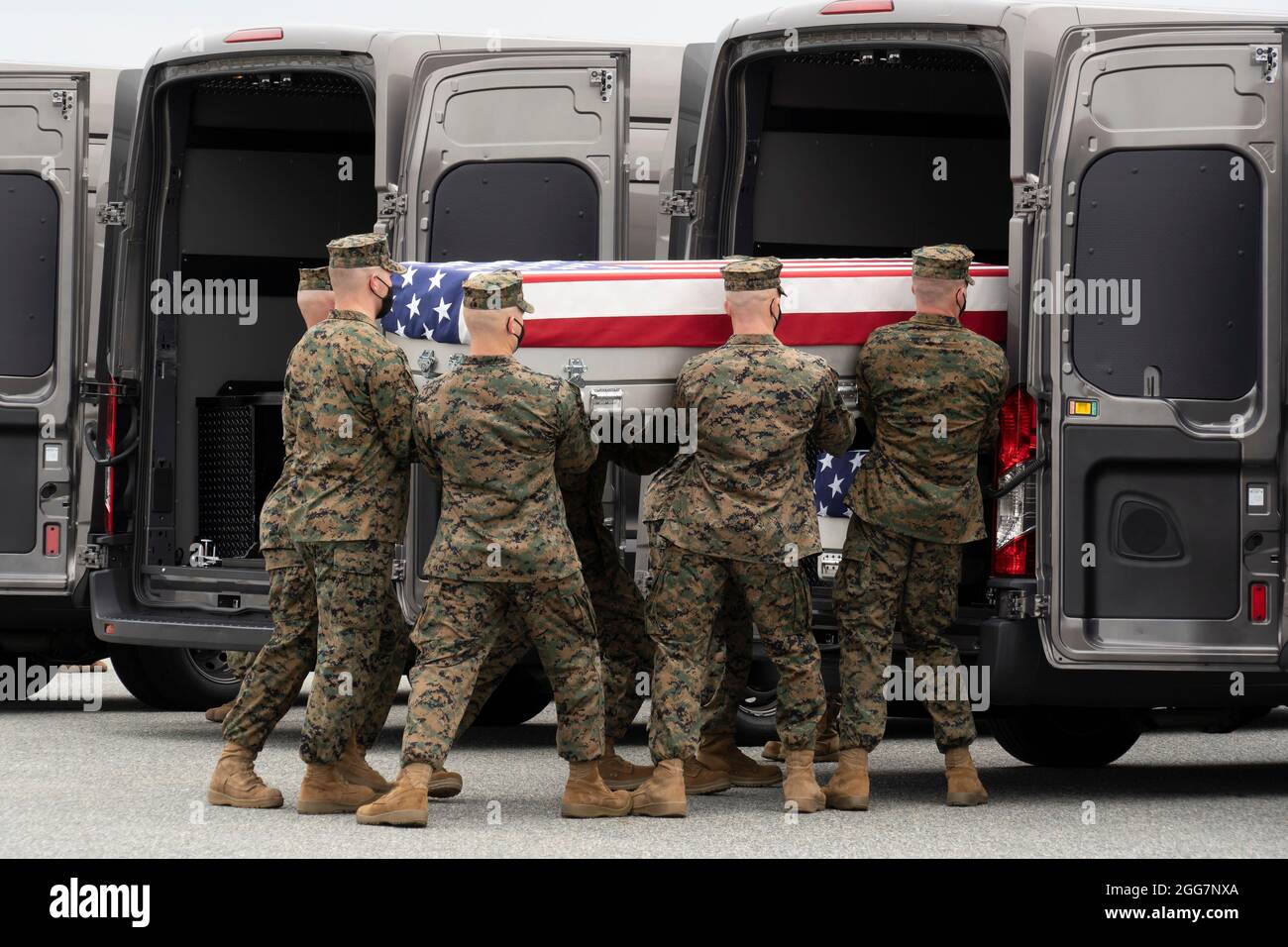 Una squadra del trasporto del corpo della Marina degli Stati Uniti trasferisce i resti del corpo della Marina Sgt. Johanny Rosariopichando di Lawrence, Massachusetts, 29 agosto 2021 presso la base dell'aeronautica militare di dover, Delaware. Rosariopichando è stato assegnato a 5 ° Brigata Marine Expeditionary, attività di supporto Navale Bahrain. (STATI UNITI Air Force foto di Jason Minto) Foto Stock