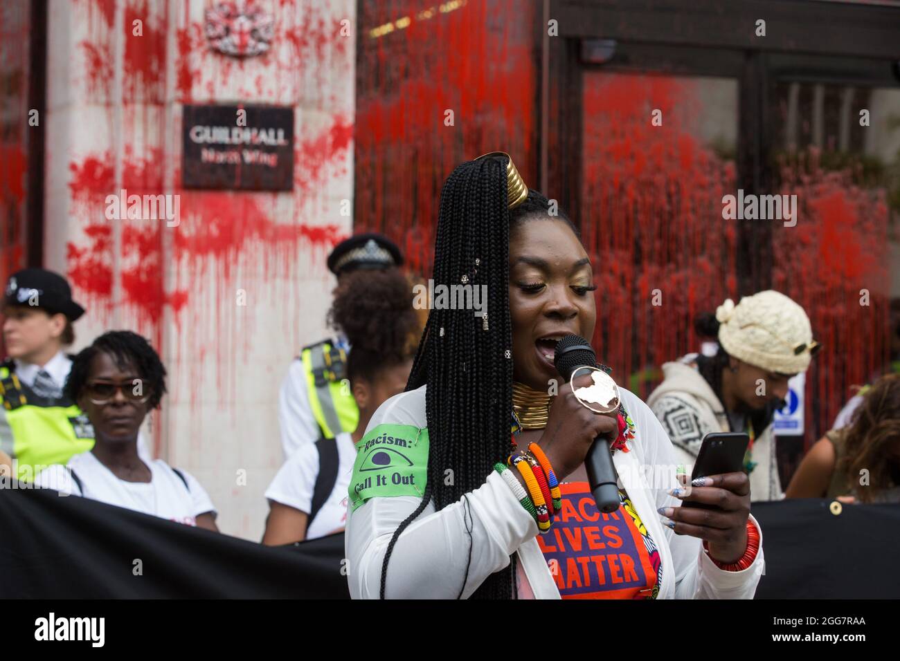 Londra, Regno Unito. 27 agosto 2021. Marvina Newton si rivolge agli attivisti ambientali della ribellione dell'estinzione dopo che la vernice rossa di sangue è stata spruzzata sull'ala nord della Guildhall durante una marcia Blood Money attraverso la città di Londra. Extinction Rebellion intendevano evidenziare le istituzioni finanziarie che finanziavano progetti sui combustibili fossili, soprattutto nel Sud del mondo, così come gli studi legali e le istituzioni che li agevolano, mentre chiedevano al governo britannico di cessare tutti i nuovi investimenti sui combustibili fossili con effetto immediato. Credit: Mark Kerrison/Alamy Live News Foto Stock