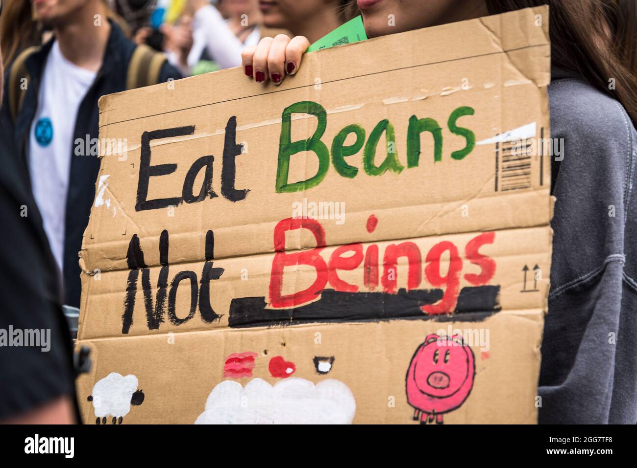 Eat Beans Not Hesses, National Animal Rights March, organizzato da Animal Rebellion and Extinction Rebellion nella città di Londra, Inghilterra, Regno Unito. Diverse migliaia di persone si sono unite al gruppo che ha fatto delle campagne per la transizione del nostro sistema alimentare a un sistema vegetale al fine di affrontare l'emergenza climatica. Agosto 28 2021 Foto Stock