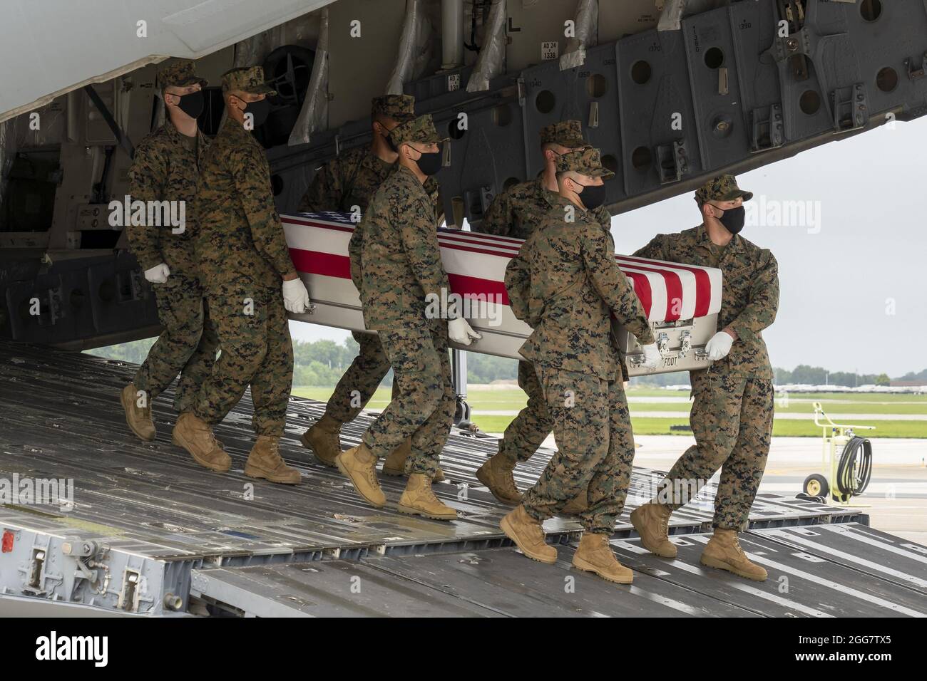 Una squadra di trasporto del corpo marino degli Stati Uniti trasferisce i resti del corpo marino CPL. Humberto A. Sanchez di Logansport, Indiana, il 29 agosto 2021, alla base dell'aeronautica di dover, Delaware. Sanchez, che è stato ucciso in un attentato suicida all'esterno dell'aeroporto di Kabul giovedì 26 agosto, è stato assegnato al secondo battaglione, 1° reggimento marino, 1° divisione marina, i forza di spedizione marina, Camp Pendleton, California. Foto di Jason Minto/U.S.A. Air Force/UPI Credit: UPI/Alamy Live News Foto Stock