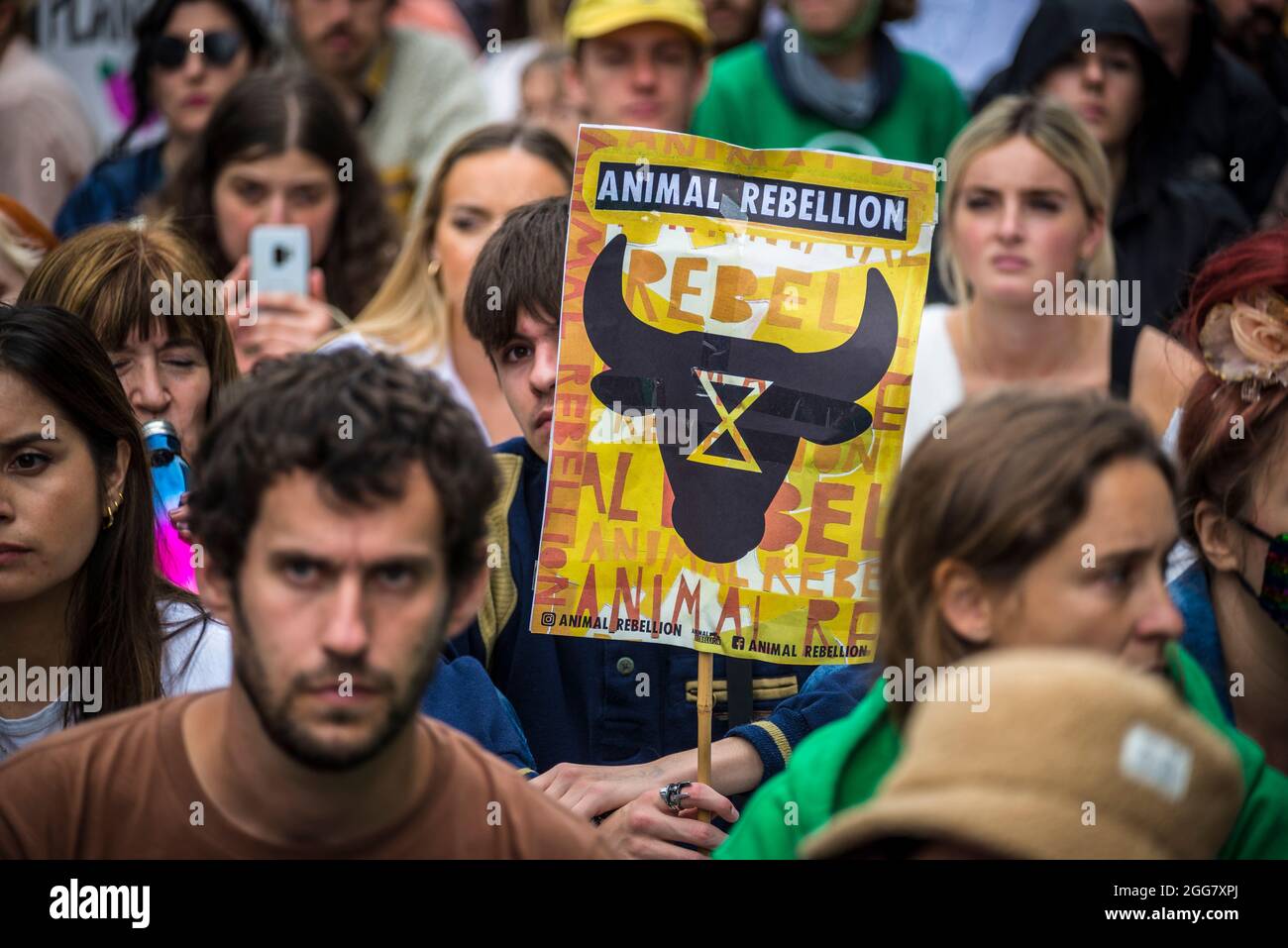 National Animal Rights March, organizzato da Animal Rebellion and Extinction Rebellion nella città di Londra, Inghilterra, Regno Unito. Diverse migliaia di persone si sono unite al gruppo che ha fatto delle campagne per la transizione del nostro sistema alimentare a un sistema vegetale al fine di affrontare l'emergenza climatica. Agosto 28 2021 Foto Stock
