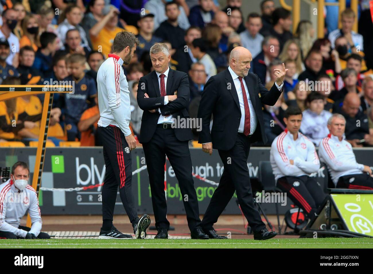 Mike Phelan l'assistente manager del Manchester United chiama uno dei giocatori mentre Ole Gunnar Solskjaer guarda avanti. Foto Stock