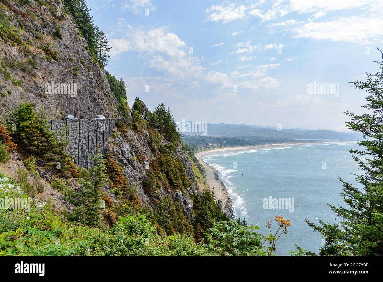 L'autostrada US 101 taglia una scogliera rocciosa lungo la costa del Pacifico. Oregon, Stati Uniti. Foto Stock