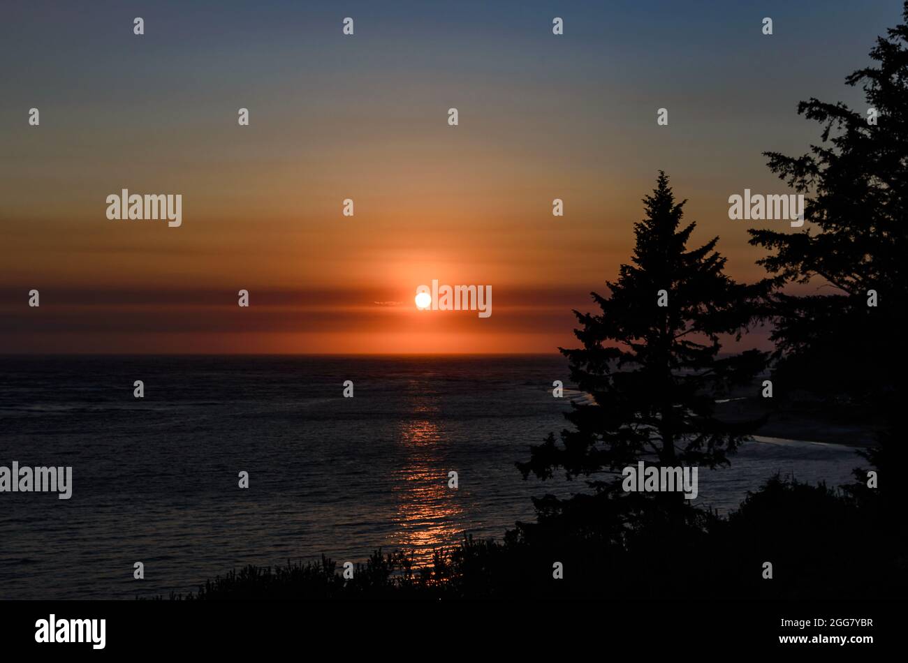 Tramonto sull'Oceano Pacifico. Cannon Beach, Oregon, Stati Uniti. Foto Stock