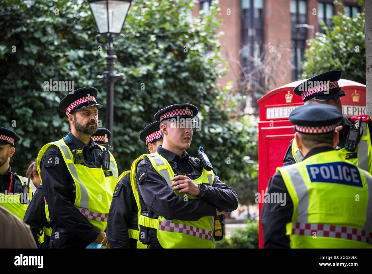 Linea di polizia al National Animal Rights March, organizzata dalla ribellione animale e dalla ribellione di estinzione nella città di Londra, Inghilterra, Regno Unito. Agosto 28 2021 Foto Stock