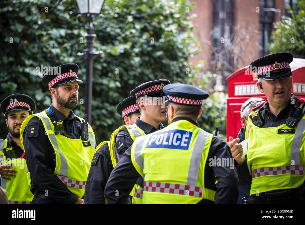 Linea di polizia al National Animal Rights March, organizzata dalla ribellione animale e dalla ribellione di estinzione nella città di Londra, Inghilterra, Regno Unito. Agosto 28 2021 Foto Stock