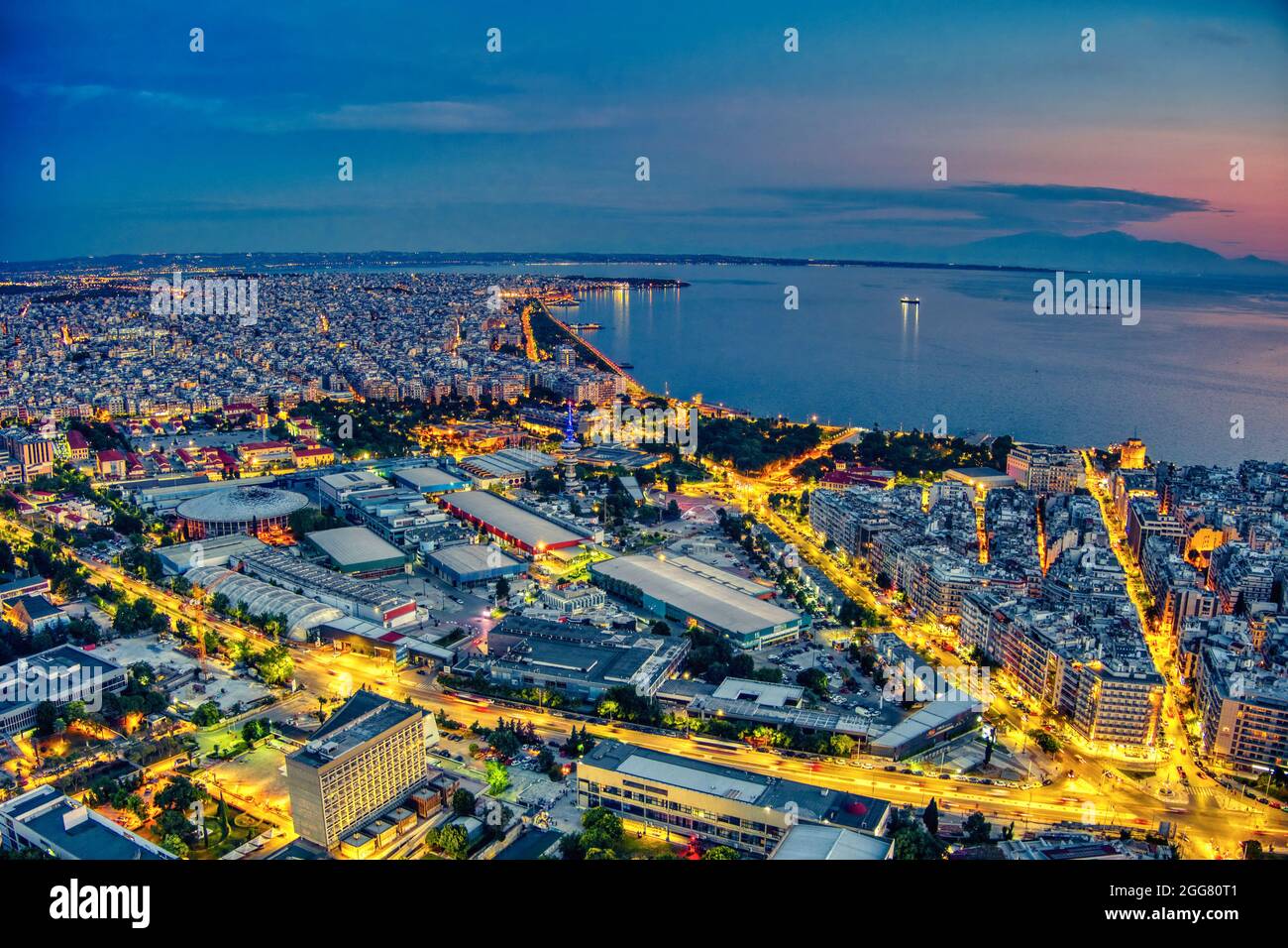 Vista aerea della città di Salonicco al tramonto dall'area delle università e dal centro esposizioni internazionale HELEXPO, Grecia settentrionale Foto Stock