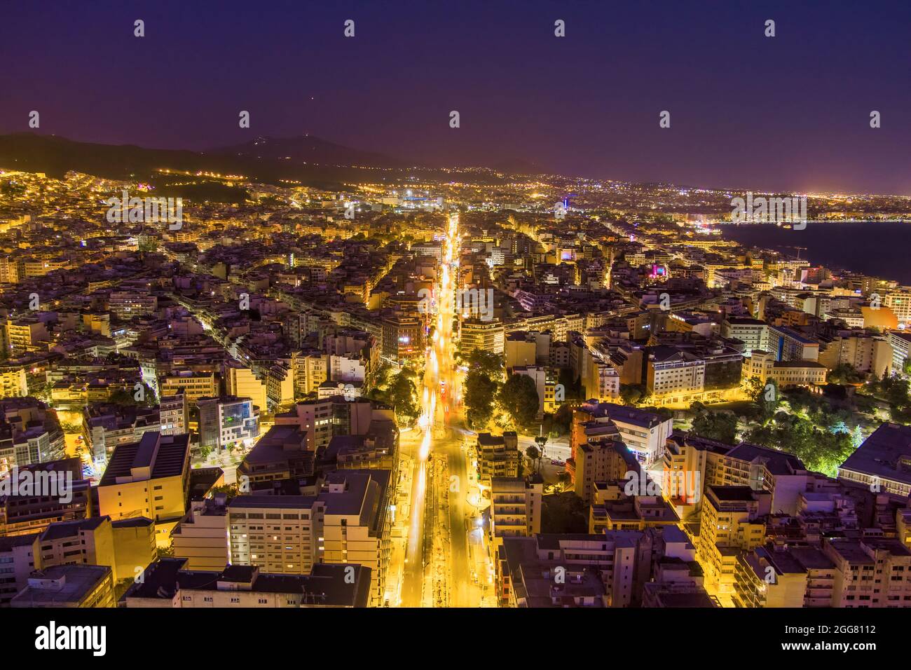 Vista aerea della città di Salonicco di notte. Salonicco è la seconda città più grande della Grecia e la capitale della Macedonia greca. Immagine acquisita wi Foto Stock