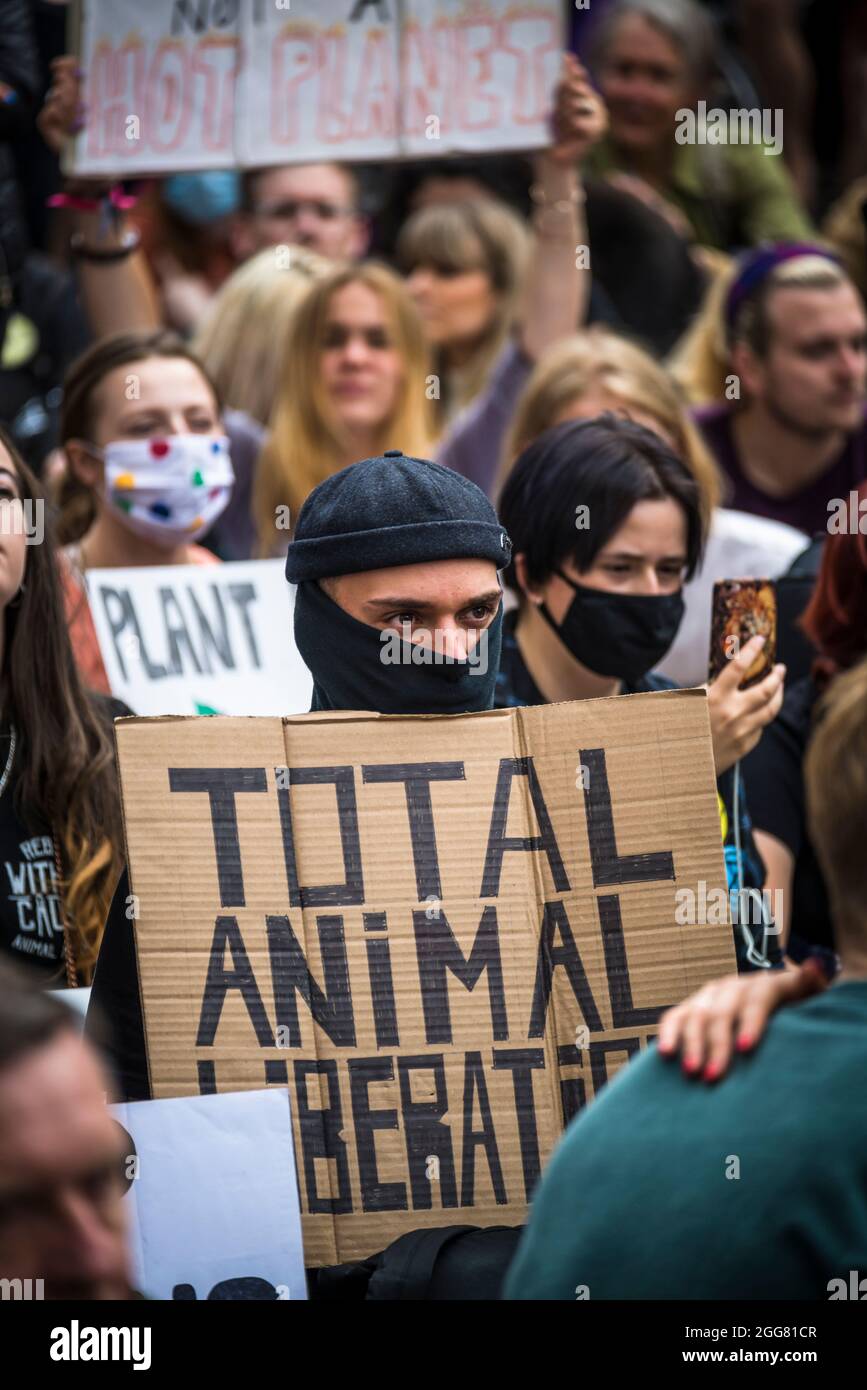 Total Animal Liberation, National Animal Rights March, organizzato da Animal Rebellion and Extinction Rebellion nella città di Londra, Inghilterra, Regno Unito. Diverse migliaia di persone si sono unite al gruppo che ha fatto delle campagne per la transizione del nostro sistema alimentare a un sistema vegetale al fine di affrontare l'emergenza climatica. Agosto 28 2021 Foto Stock