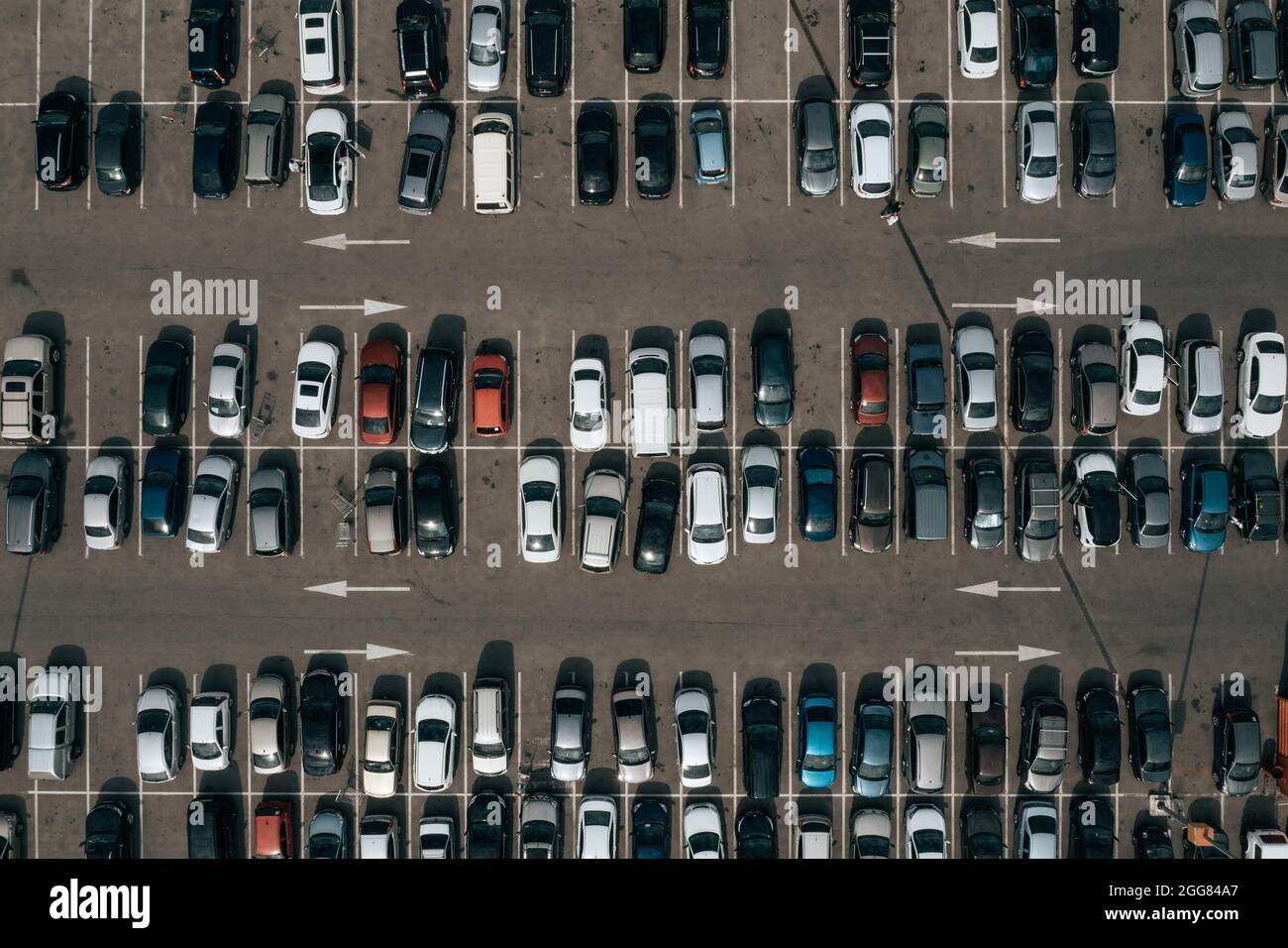 Parcheggio del centro commerciale con molte auto, vista dall'alto dal drone. Foto Stock