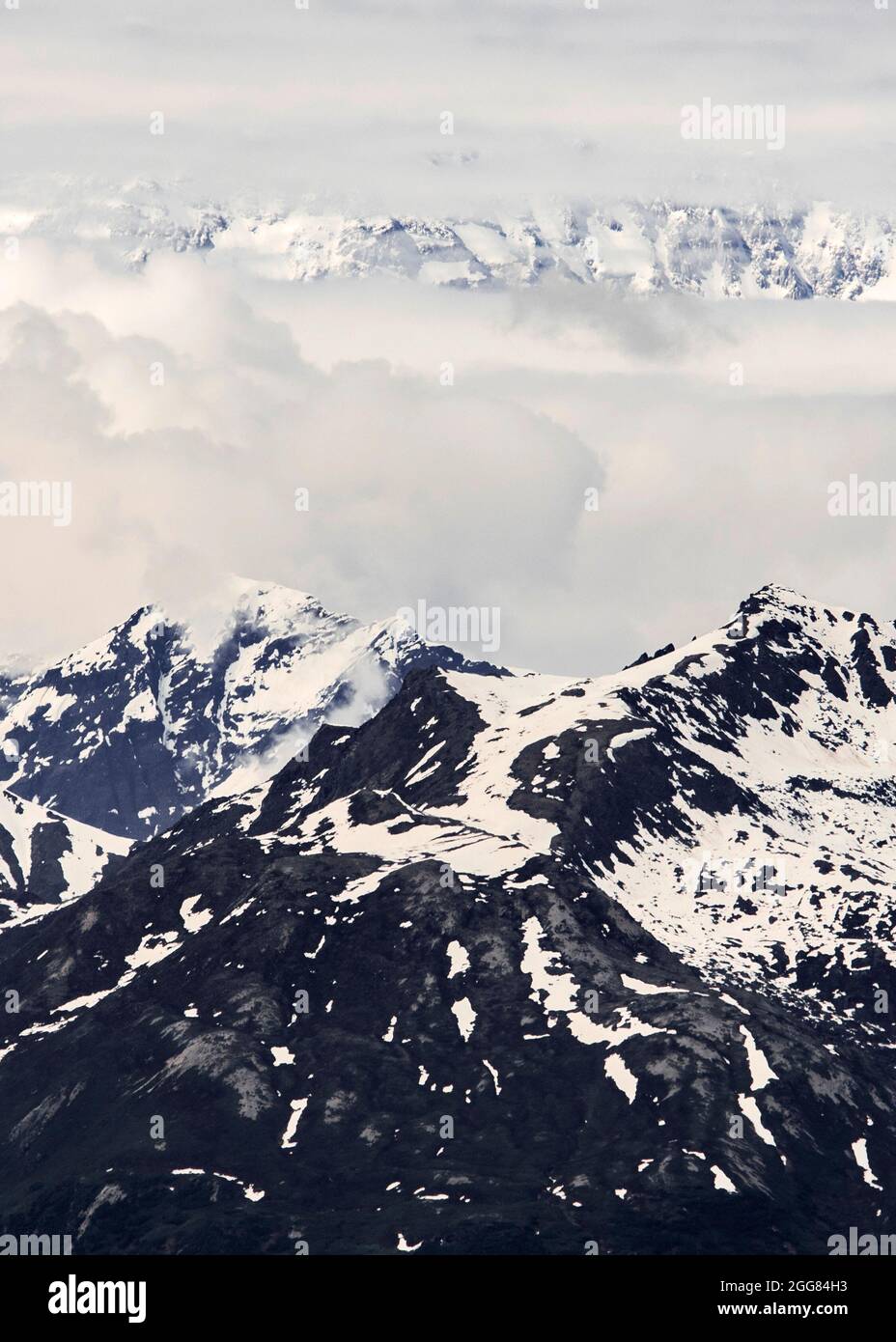 USA, Alaska, Nuvole sopra le montagne innevate Foto Stock