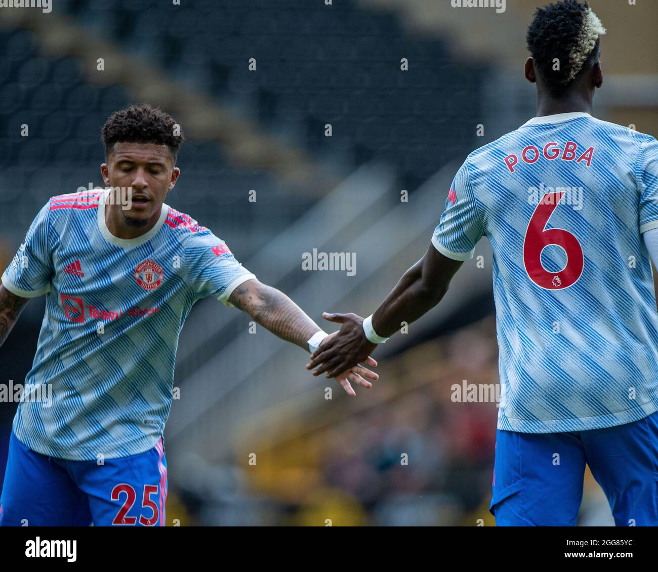 WOLVERHAMPTON, INGHILTERRA - AGOSTO 29: Jadon Sancho e Paul Pomba di Manchester United durante la partita della Premier League tra Wolverhampton Wanderers Foto Stock