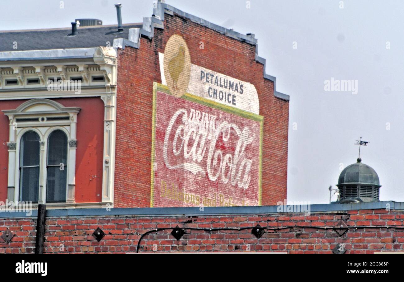 Vista del centro storico della piccola città Petaluma Califonia USA edifici con classico coca cola pubblicità segno Foto Stock
