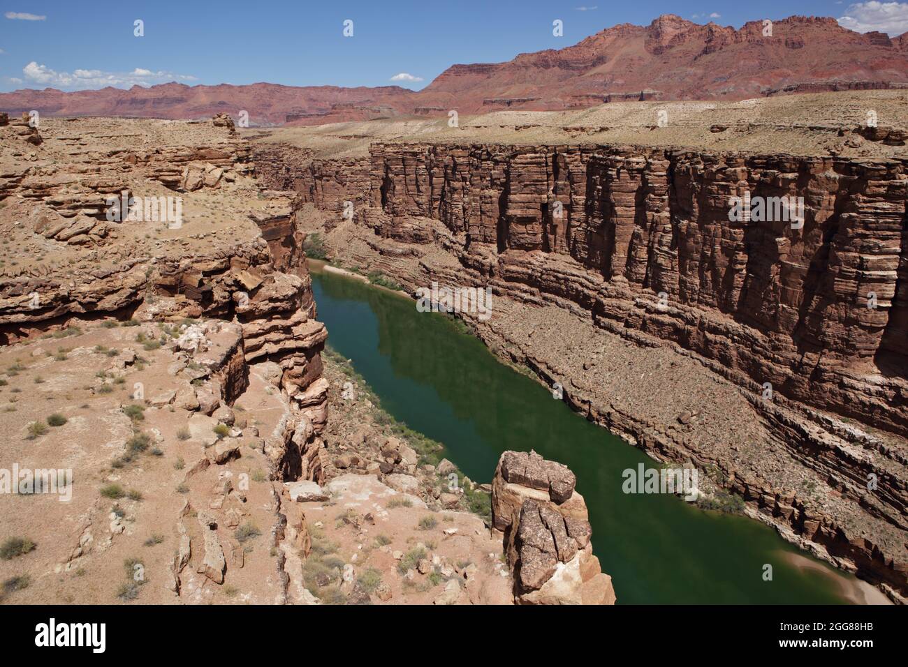 Vista sul fiume Colorado che attraversa il Marble Canyon, accanto alle scogliere di Vermilion nell'Arizona settentrionale, USA Foto Stock