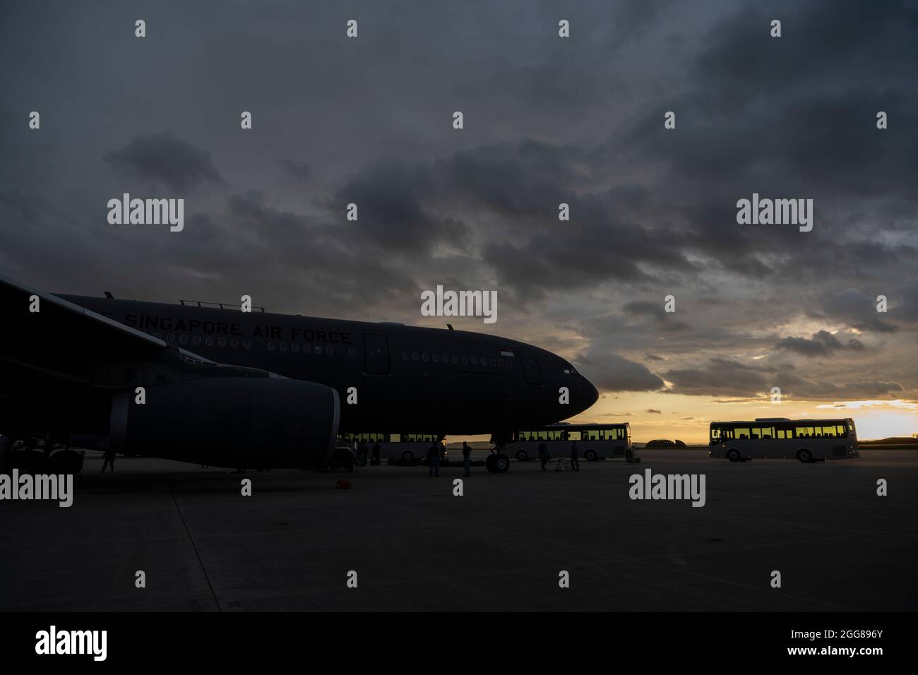 Gli autobus dell'aeronautica degli Stati Uniti aspettano di trasportare i membri appena arrivati delle forze armate di Singapore sulla linea di volo della base aerea di Spangdahlem, Germania, 27 agosto 2021. Le forze armate di Singapore stanno lavorando insieme a partner come gli Stati Uniti per fornire un passaggio sicuro e sicuro alle famiglie sfollate e agli sfollati provenienti dall'Afghanistan. (STATI UNITI Air Force foto di Tech. SGT. Maeson L. Elleman) Foto Stock