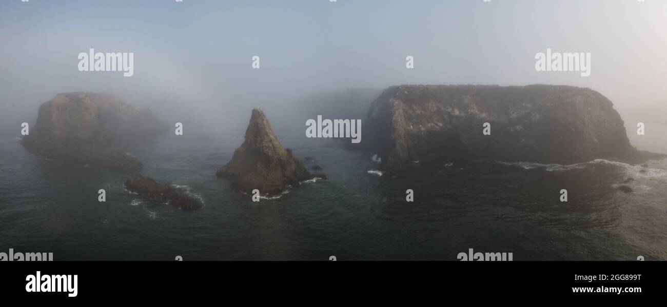L'Oceano Pacifico si lava contro la costa frastagliata e panoramica della California a Mendocino, California. Questa parte della costa occidentale è spesso appannata. Foto Stock