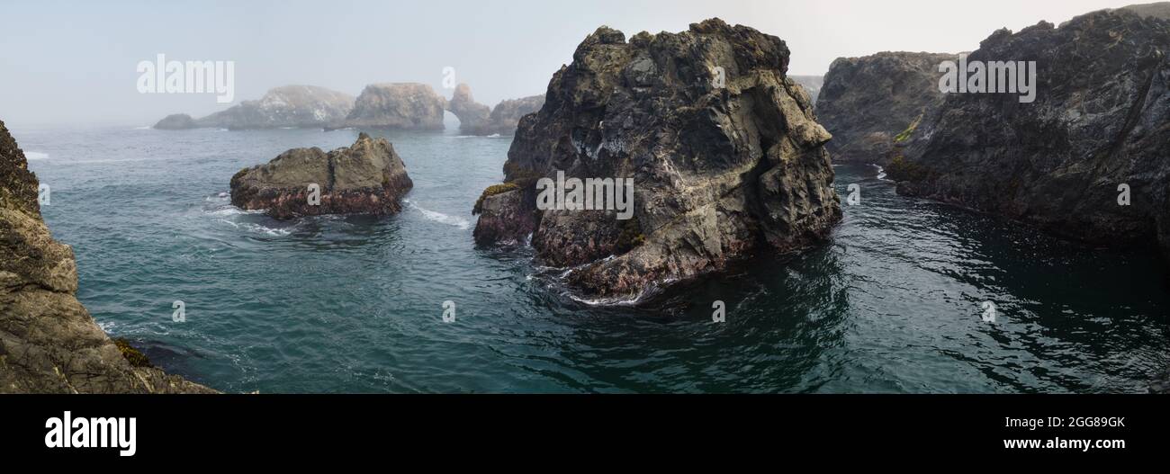 L'Oceano Pacifico si lava contro la costa frastagliata e panoramica della California a Mendocino, California. Questa parte della costa occidentale è spesso appannata. Foto Stock