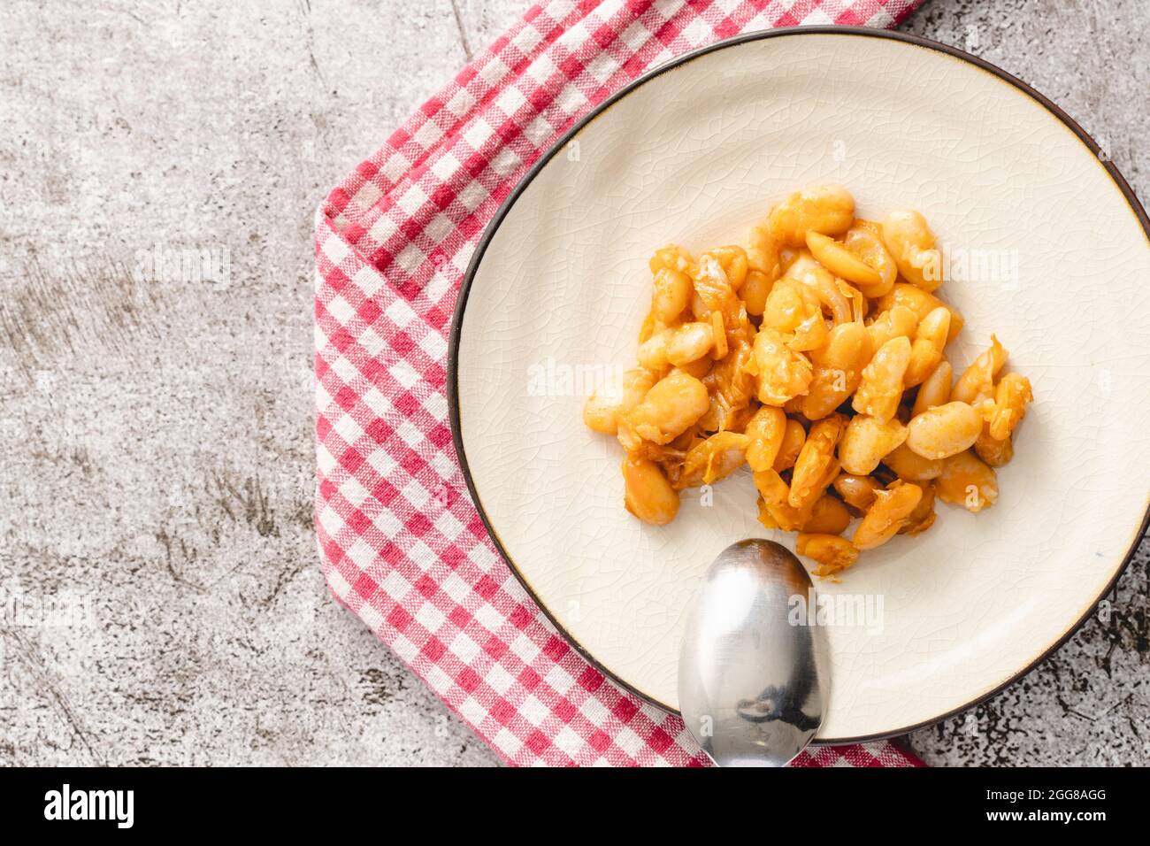 Fagioli al forno biologico fatto in casa piatti vegetariani e vegani cibo tradizionale Sul tavolo in ceramica - Serbo montenegrino bosniaco croazia macedone Foto Stock