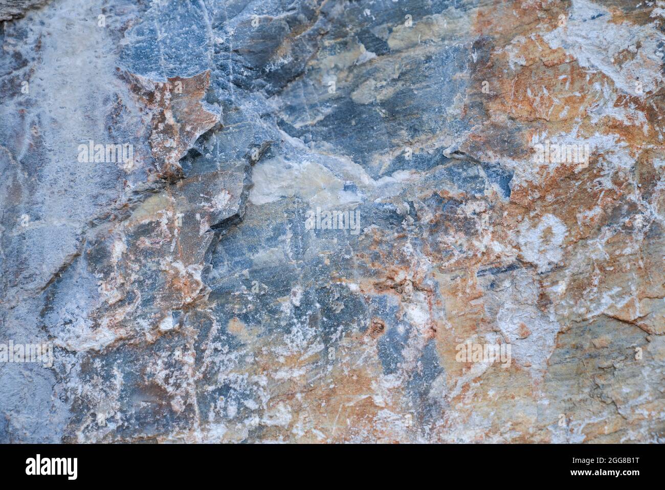 Trama di pietra con colori grigio, marrone e bianco. Vista dall'alto. Foto Stock