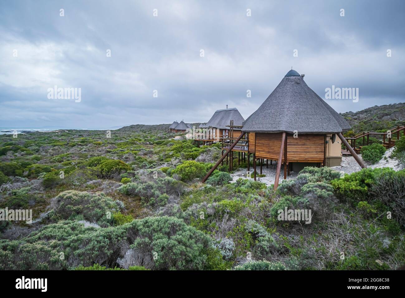 Le unità Chalet sono costruite in architettura di stile Africano al Parco Nazionale di Capo Agulhas in Sud Africa, che e' il punto piu' a sud del Continente Africano. Foto Stock