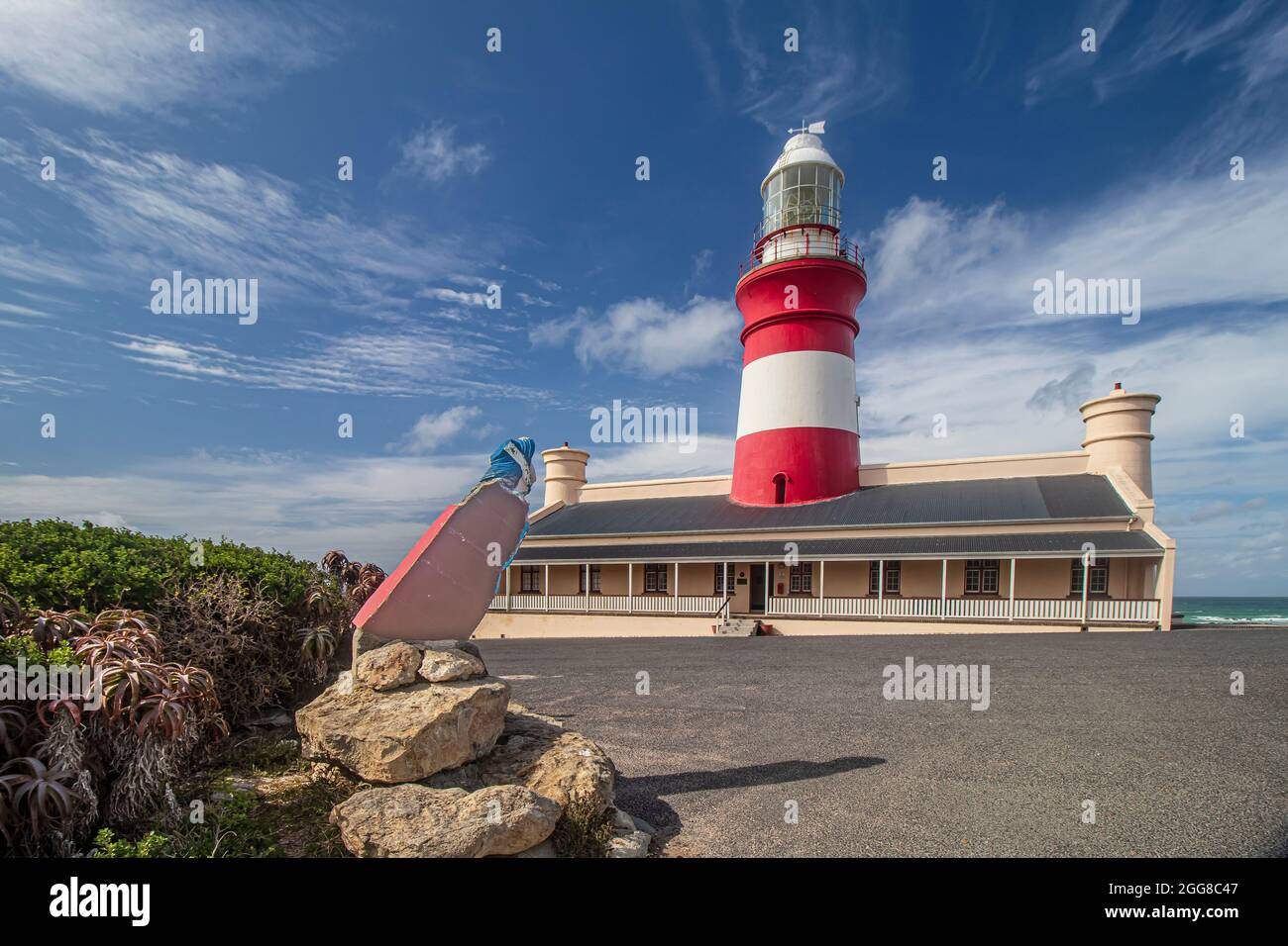 Faro di Cape Agulhas, il secondo faro ancora più antico in funzione in Sudafrica, che si trova anche al punto più meridionale dell'Africa. Foto Stock