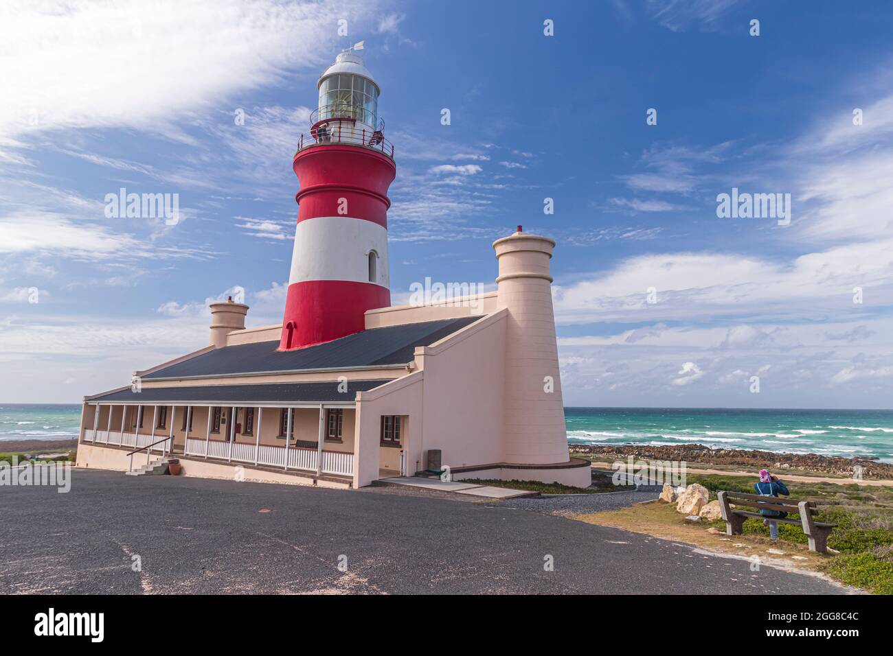 Faro di Cape Agulhas, il secondo faro ancora più antico in funzione in Sudafrica, che si trova anche al punto più meridionale dell'Africa. Foto Stock