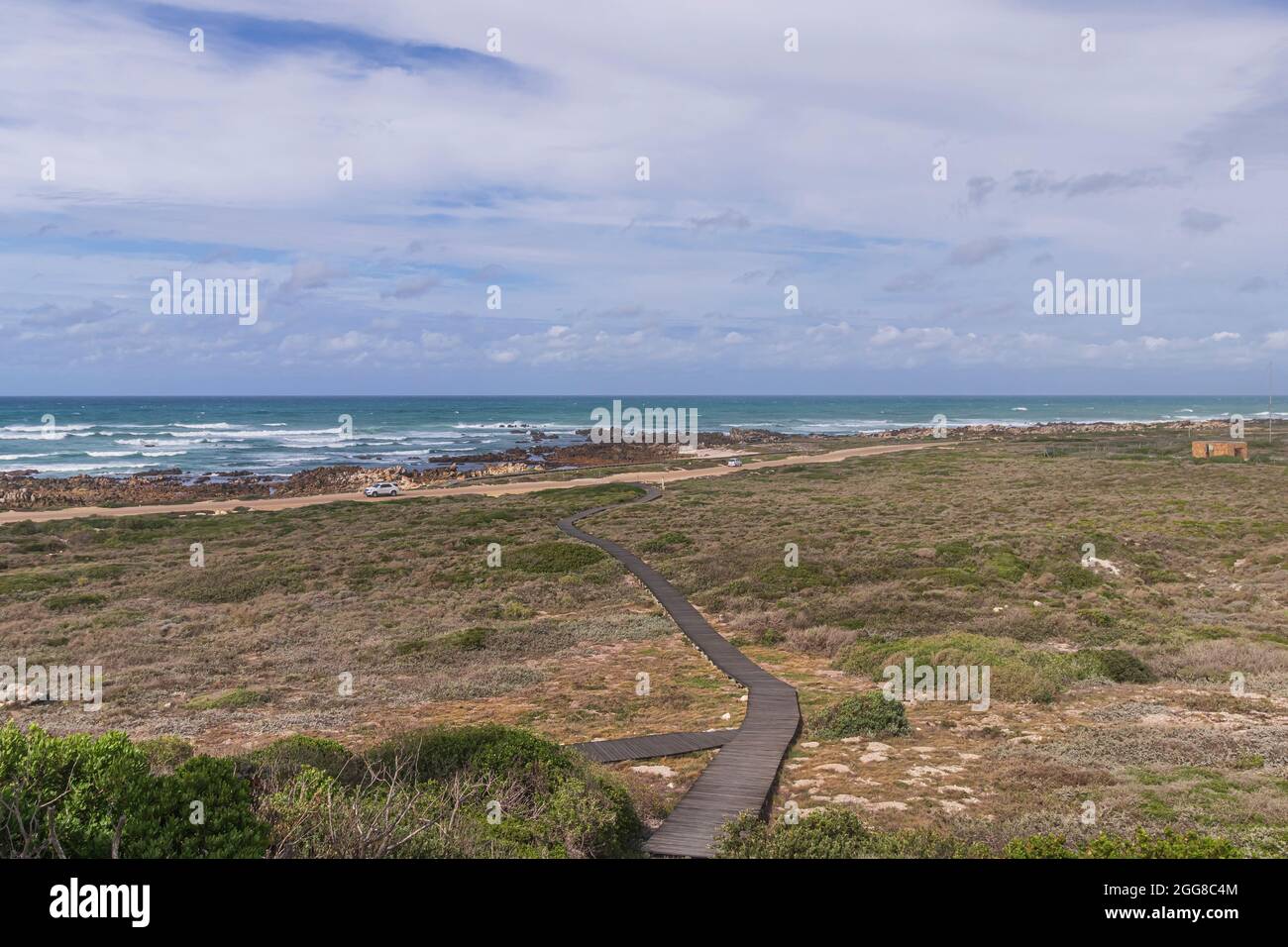 La vista della pianura costiera con asse pedonale al Parco Nazionale di Capo Agulhas, che è il continente africano punto più a sud del Sudafrica. Foto Stock