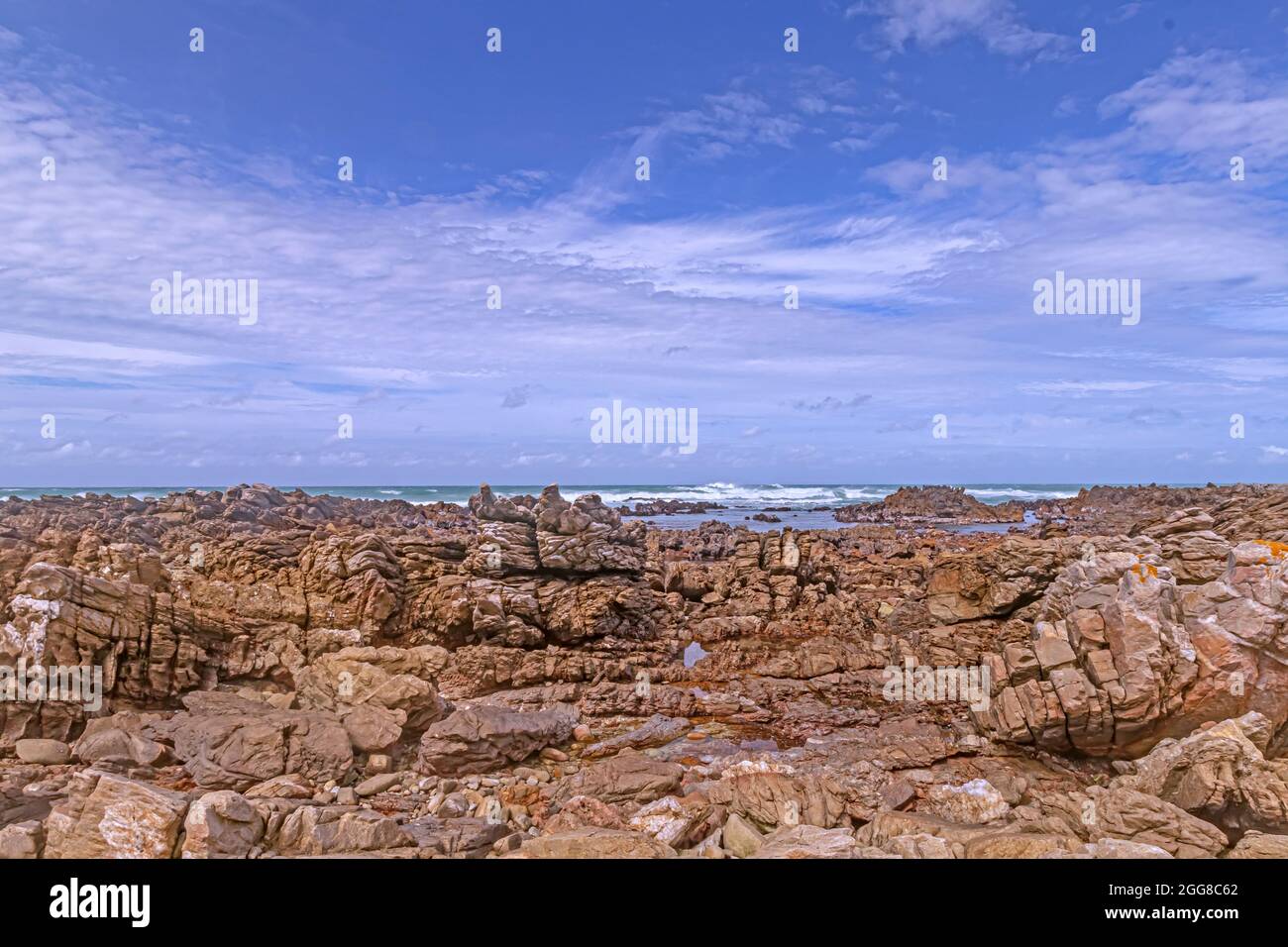 Paesaggio di aspra costa rocciosa del Parco Nazionale di Capo Agulhas in Sud Africa che è il punto più meridionale del continente africano. Foto Stock