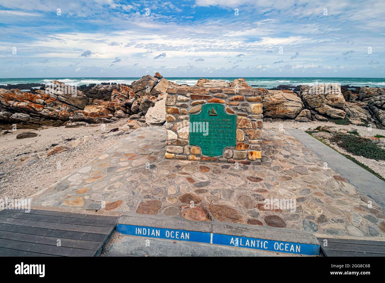 Simbolo di pietra che indica la linea di separazione ufficiale tra gli oceani Atlantico e indiano a Capo Agulhas, Sudafrica. Foto Stock
