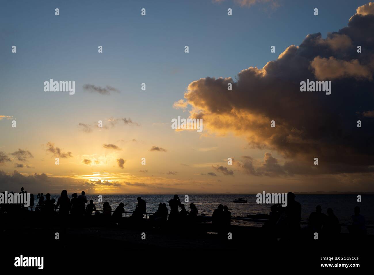 Salvador, Bahia, Brasile - 06 giugno 2021: Molte persone che si godono il tramonto a Ponto do Humaita in Salvador. Foto Stock