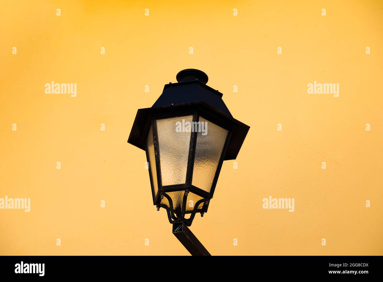 Vecchia lampada per illuminare le strade di Pelourinho. Centro storico di Salvador, Bahia, Brasile. Foto Stock