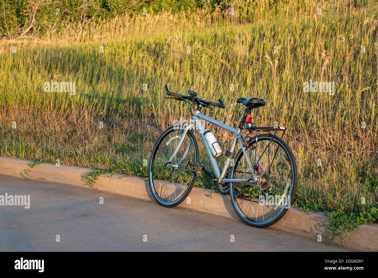 Bicicletta ibrida su un percorso ciclabile a Fort Collins nel nord del Colorado, paesaggio a fine estate, attività ricreative e concetto di pendolarismo Foto Stock
