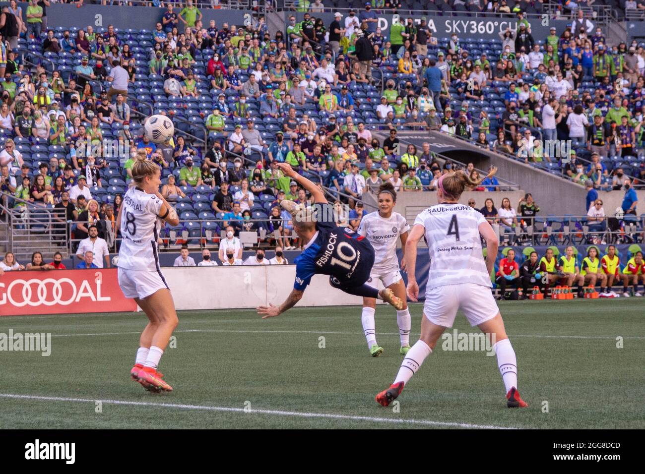 Jessica Fishlock (10 OL Reign) prova in bicicletta in gol durante la partita della National Womens Soccer League tra OL Reign e Portland Thorns al Lumen Field di Seattle, Washington. Foto Stock