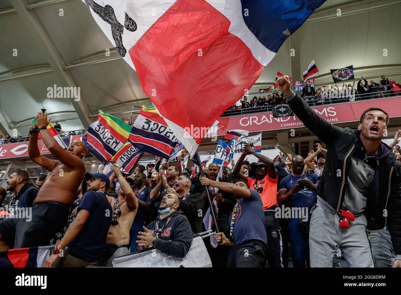 Reims, Francia. 29 agosto 2021. I tifosi di Parigi Saint-Germain sono visti durante la partita di calcio francese Ligue 1 tra Parigi Saint-Germain e lo Stade de Reims a Reims, Francia, il 29 agosto 2021. Credit: Aurelien Morissard/Xinhua/Alamy Live News Foto Stock