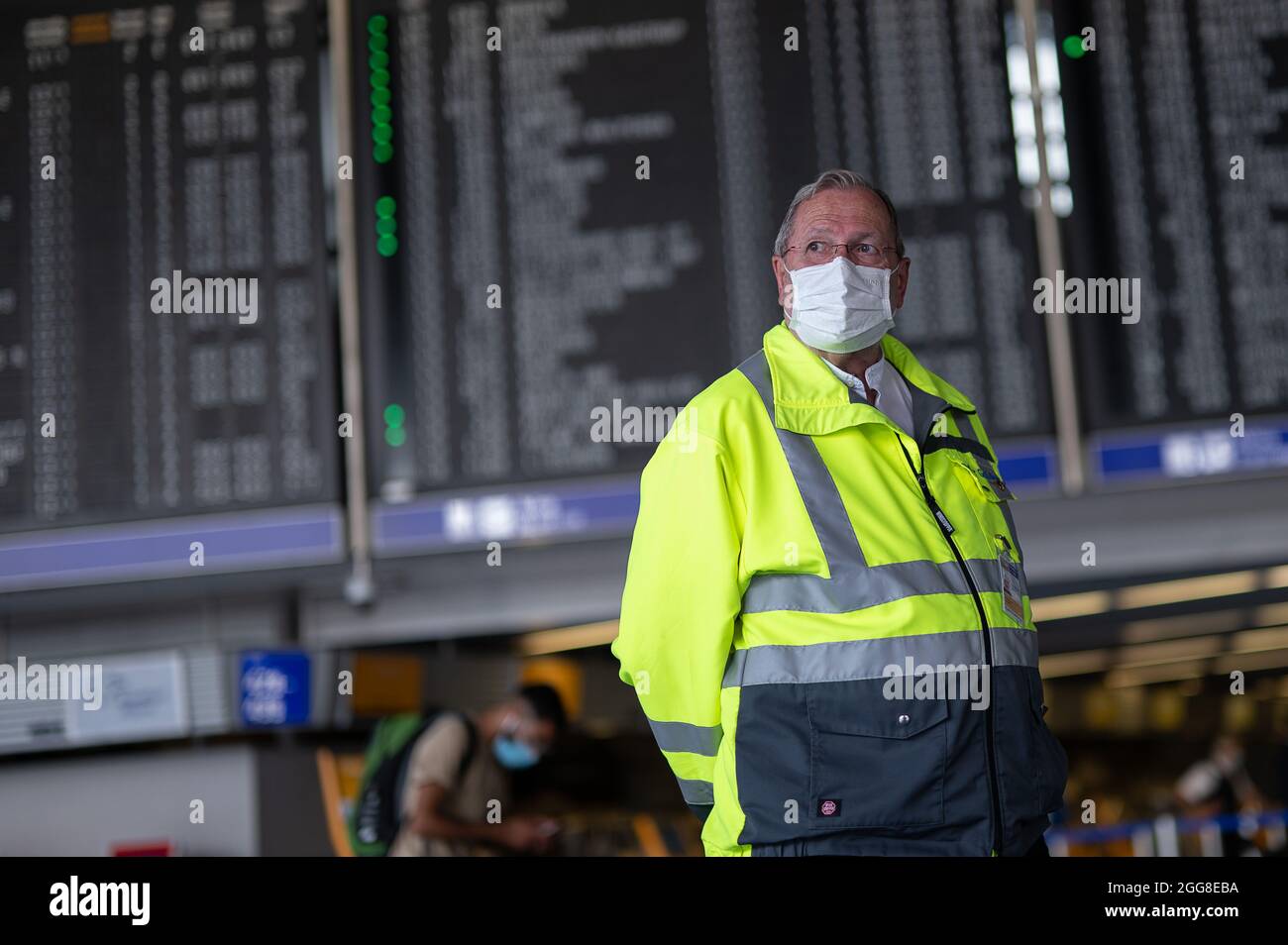 24 agosto 2021, Hessen, Francoforte sul meno: Heinz Goldkuhle, cappellano dell'aeroporto cattolico della cappellania dell'aeroporto, si trova all'aeroporto di Francoforte. I cappellani dell'aeroporto di Francoforte sostengono i viaggiatori, specialmente in situazioni di crisi. (A dpa: 'In tempi buoni e cattivi: Il lavoro dei cappellani dell'aeroporto') Foto: Sebastian Gollnow/dpa Foto Stock