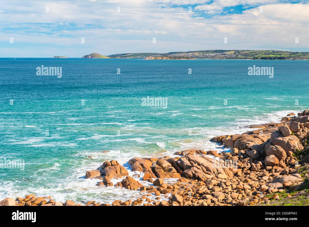 Pittoresca costa della Encounter Bay vista dal punto panoramico di Port Elliot in una giornata intensa, la penisola di Fleurieu, Australia Meridionale Foto Stock