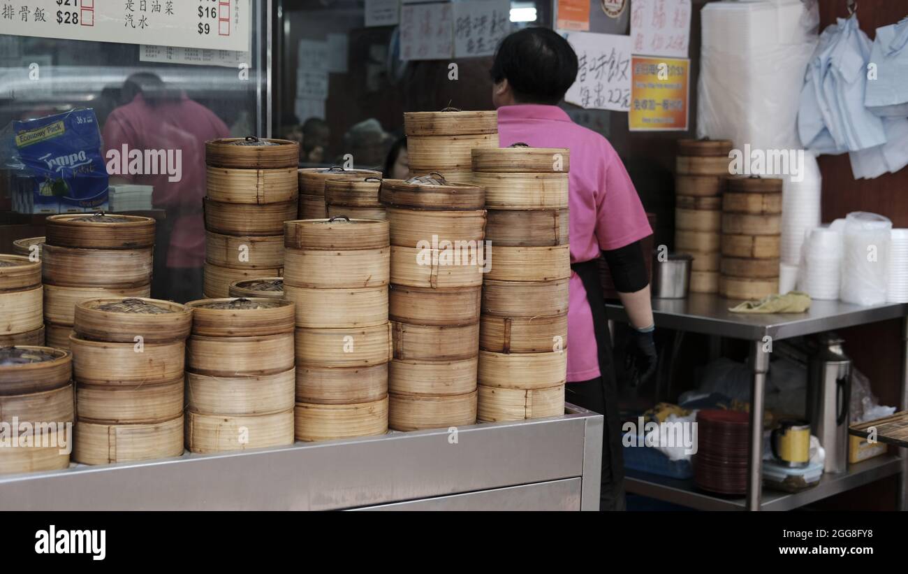 Operaio a Dim Sum cucina cantonese quartiere meno ricco Sham Shui po Market Kowloon Hong Kong Foto Stock