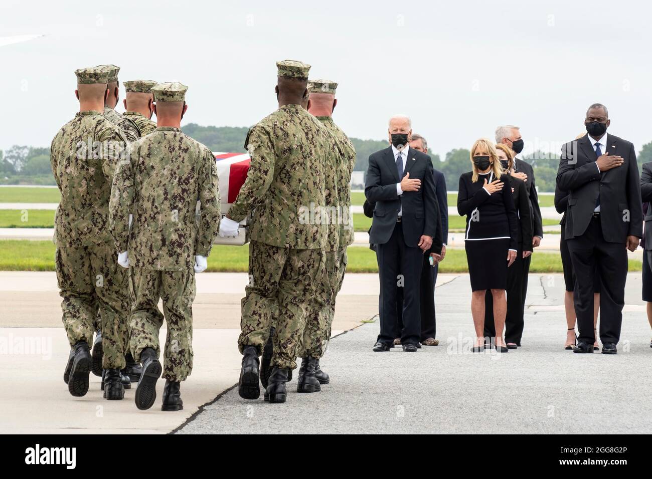 Dover, Stati Uniti d'America. 29 agosto 2021. Il presidente degli Stati Uniti Joe Biden, First Lady Jill Biden e il segretario alla difesa Lloyd Austin III salutano durante i trasferimenti dei resti del corpo della Marina Maxton W. Soviak alla base dell'aeronautica militare di dover il 29 agosto 2021 a dover, Delaware. I resti di 11 marines, un medico della Marina e un sergente dell'esercito, uccisi in Afghanistan sono stati airlied a casa. Credit: Planetpix/Alamy Live News Foto Stock