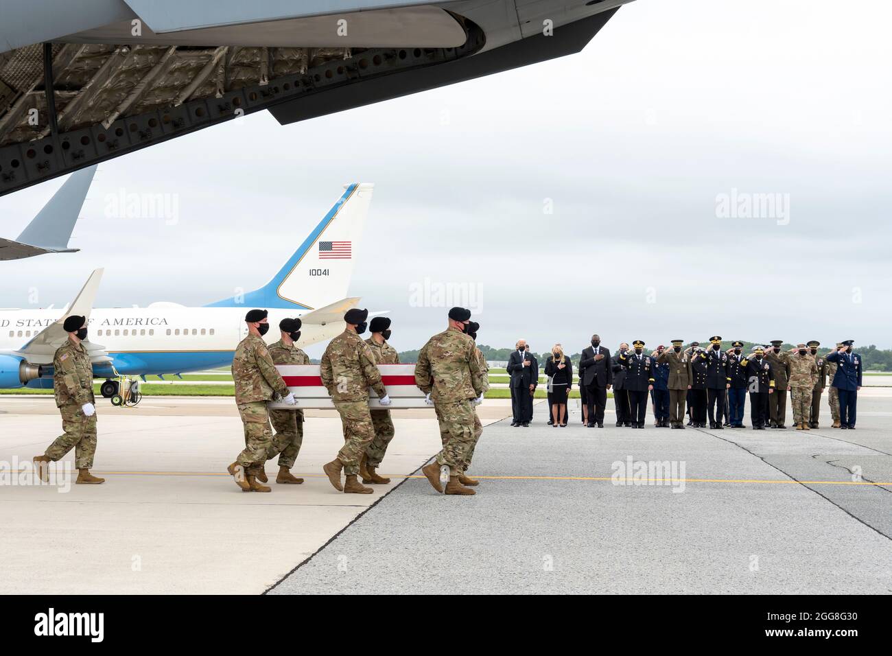 Dover, Stati Uniti d'America. 29 agosto 2021. Il presidente degli Stati Uniti Joe Biden, First Lady Jill Biden e il segretario alla difesa Lloyd Austin III salutano durante i trasferimenti dei resti del personale militare Sgt. Ryan C. Knauss di Corryton alla base dell'aeronautica di dover il 29 agosto 2021 a dover, Delaware. I resti di 11 marines, un medico della Marina e un sergente dell'esercito, uccisi in Afghanistan sono stati airlied a casa. Credit: Planetpix/Alamy Live News Foto Stock