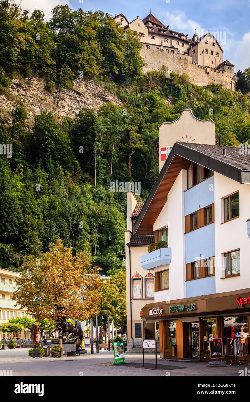 Vaduz, Liechtenstein, 27 settembre 2015: Una strada nel centro di Vaduz - una capitale del Liechtenstein Foto Stock