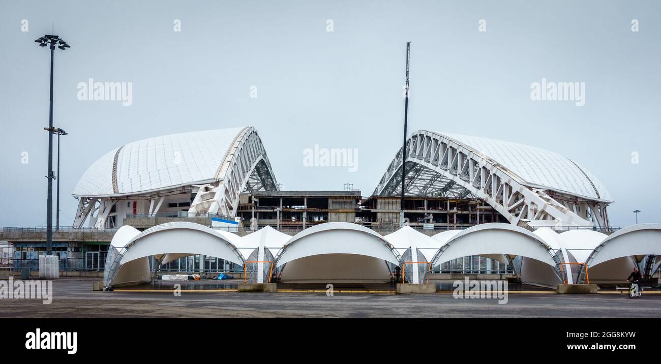 Sochi, Adler, Russia, 14 aprile 2016: Vista dello stadio Fisht nel Parco Olimpico di Sochi dopo le Olimpiadi invernali del 2015 Foto Stock