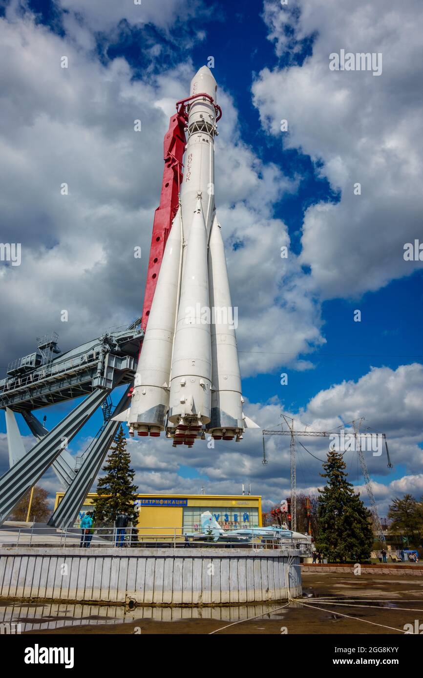 Mosca, Russia, 23 aprile 2016: Vostok veicolo spaziale in mostra alla Mostra dei risultati dell'economia nazionale a Mosca, Russia Foto Stock