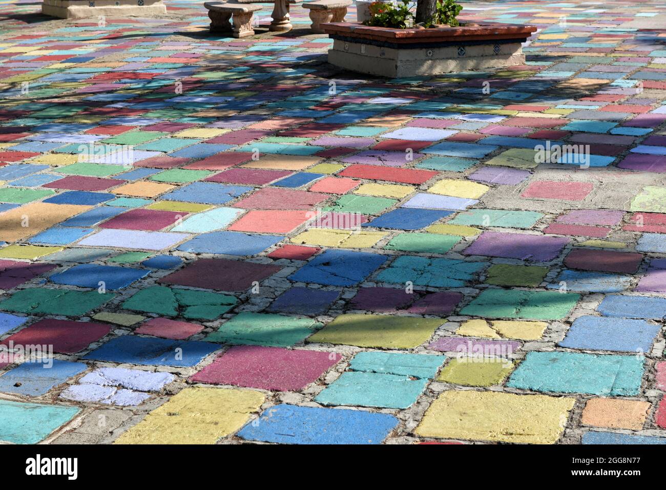SAN DIEGO , CALIFORNIA - 25 AGO 2021: Piastrelle colorate nel cortile del Villaggio d'Arte Spagnolo. Foto Stock