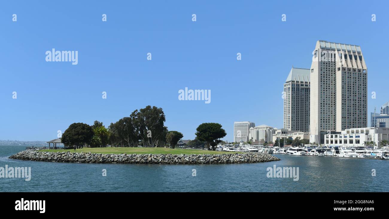 SAN DIEGO , CALIFORNIA - 25 AGO 2021: The Embarcadero Marina con barche e alberghi in background. Foto Stock