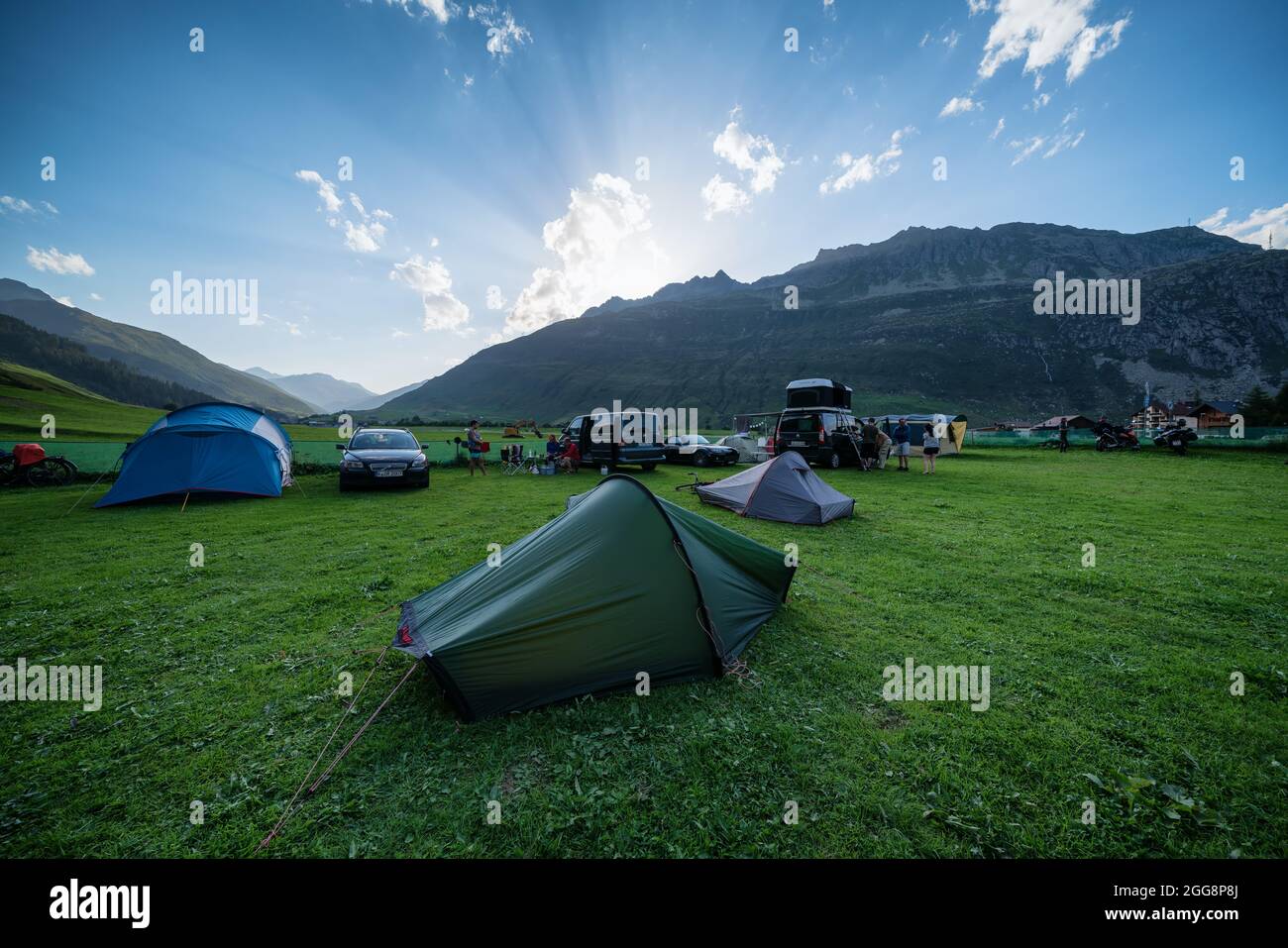 Al tramonto in un campeggio ad Andermatt, Svizzera, Alpi Foto Stock